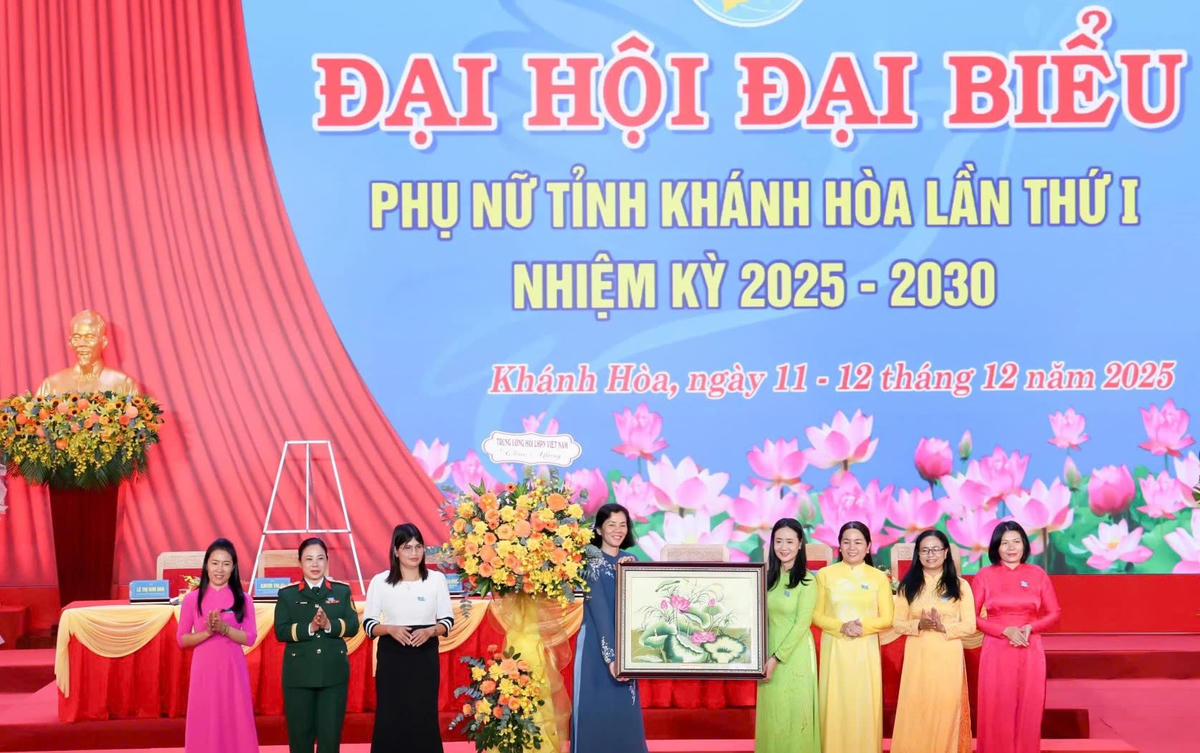 Bà Nguyễn Thị Minh Hương, Phó Chủ tịch Trung ương Hội Liên hiệp Phụ nữ tặng hoa và bức tranh chúc mừng đại hội. (ảnh X.H)