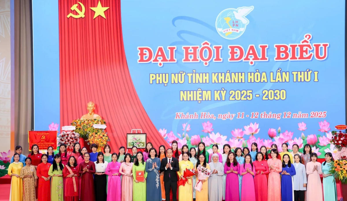 Lãnh đạo Trung ương Hội Liên hiệp Phụ nữ Việt Nam và Tỉnh ủy Khánh Hòa tặng hoa chúc mừng Ban Chấp hành Hội Liên hiệp Phụ nữ Việt Nam tỉnh Khánh Hòa, nhiệm kỳ 2025-2030. (ảnh X.H)