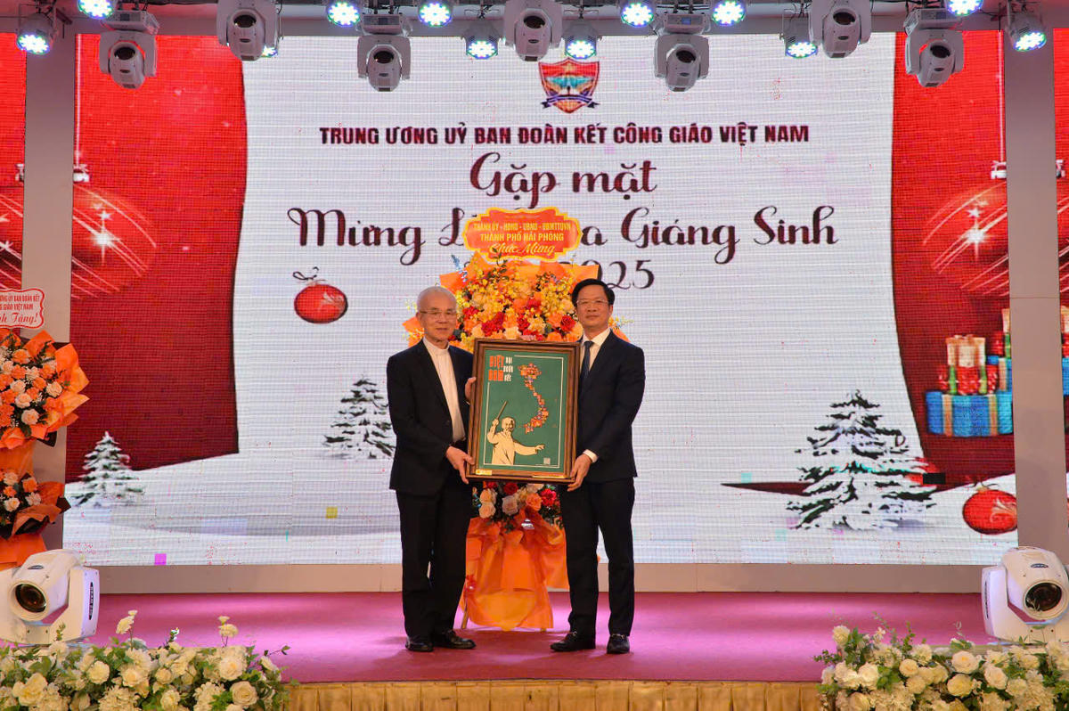 Phó Bí thư Thành ủy, Chủ tịch Uỷ ban MTTQ Việt Nam TP Hải Phòng Phạm Văn Lập tặng hoa và quà lãnh đạo&nbsp;Trung ương UBĐKCGVN nhân dịp Giáng sinh 2025. Ảnh: Phạm Cường.&nbsp;