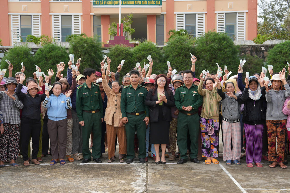 Bà con phấn khởi khi nhân được quà hỗ trợ. Ảnh: Bảo Lâm.