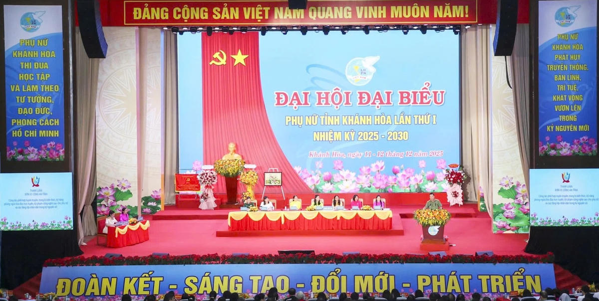 Đoàn Chủ tịch điều hành đại hội. (ảnh X.H)