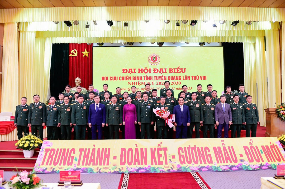 Lãnh đạo tỉnh Tuyên Quang chúc mừng Ban Chấp hành Hội Cựu chiến binh tỉnh Tuyên Quang nhiệm kỳ 2025-2030. Ảnh: Đ.S.
