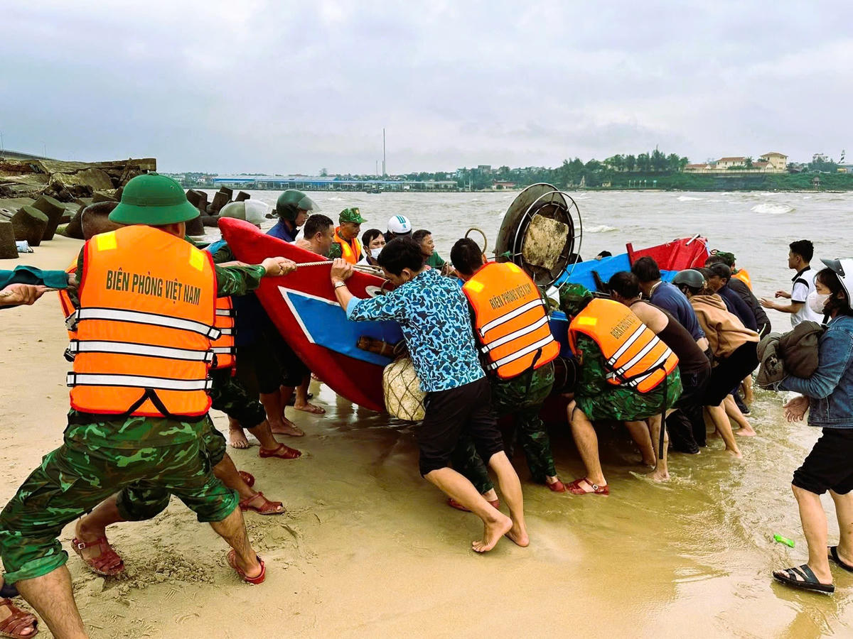 Quảng Trị: Kịp thời cứu hộ tàu cá gặp nạn ở Cửa Tùng