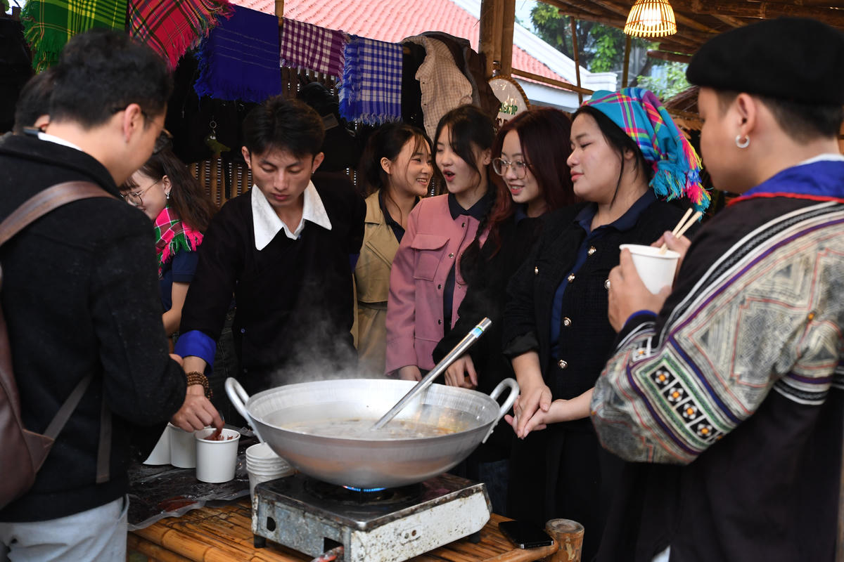 Đến với ngày hội, du khách có thể thưởng thức các món đặc trưng như thắng cố, rượu ngô, cơm màu, bánh dày… Những hương vị đậm đà ấy phản ánh điều kiện tự nhiên vùng cao, đồng thời thể hiện sự khéo léo và tinh thần gắn bó với nương rẫy, bản làng trong đời sống thường nhật của đồng bào. Ảnh: Phạm Sỹ.