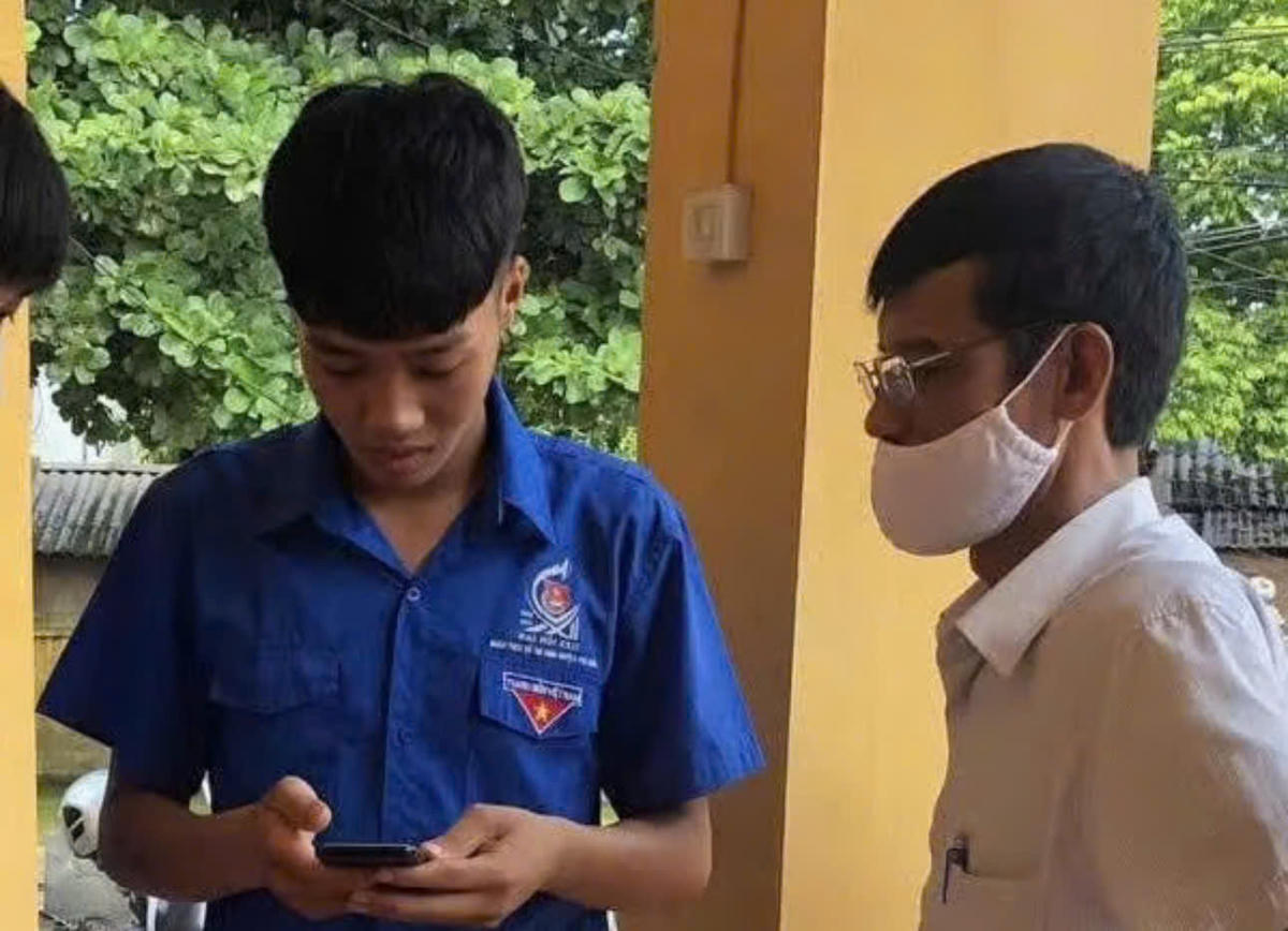 Hướng dẫn người dân sử dụng các tính năng của điện thoại thông minh là một trong những nội dung của chương trình giảm nghèo thông tin trên địa bàn tỉnh Thái Nguyên. Ảnh: Trần Việt