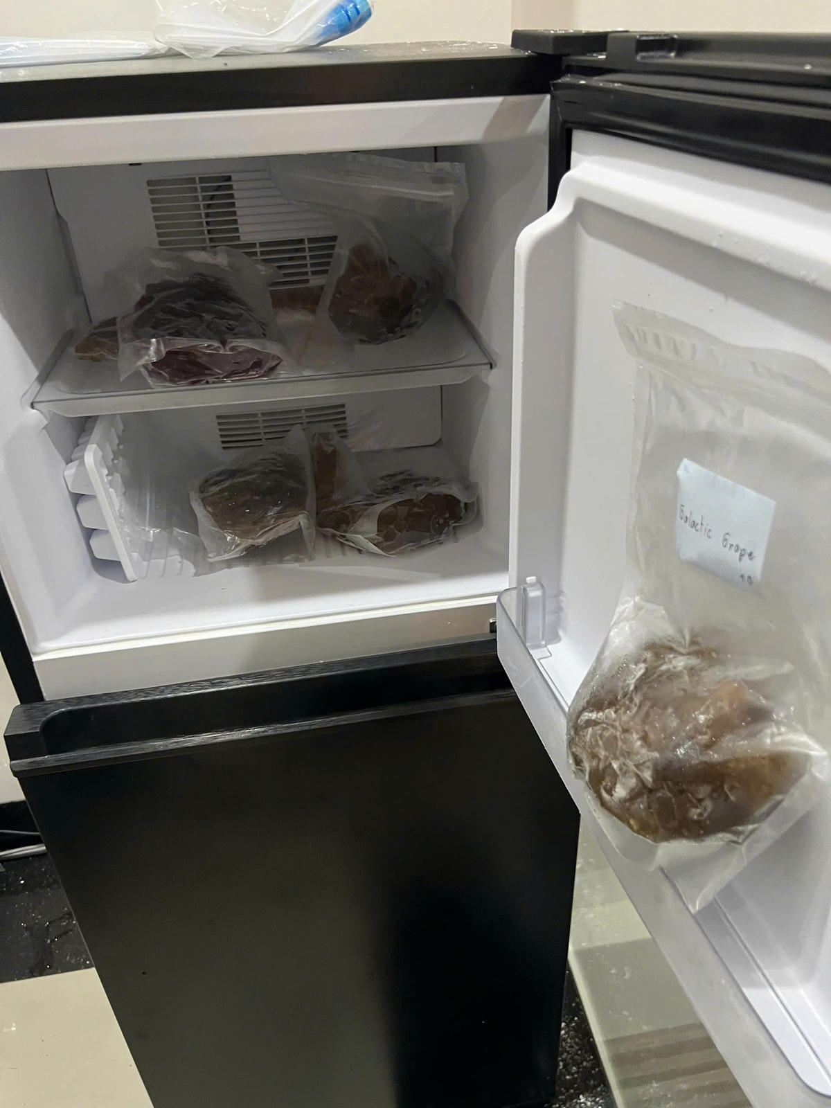 Lực lượng Công an phát hiện nghi là ma túy tổng hợp của đối tượng L.V.T. Ảnh: CV.