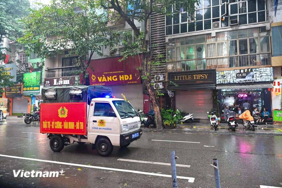 Ghi nhận trên địa bàn phường Hoàn Kiếm (Hà Nội), lực lượng công an phường Hoàn Kiếm từ sớm đã ra quân triển khai công tác tuyên truyền, vận động nhân dân chấp hành quy định về đảm bảo trật tự, kỷ cương văn minh đô thị; tự giác tháo dỡ, giải tỏa các vi phạm về lấn chiếm lòng đường, hè phố; sắp xếp phương tiện trên hè phố đúng quy định. (Ảnh: Minh Sơn/Vietnam+)