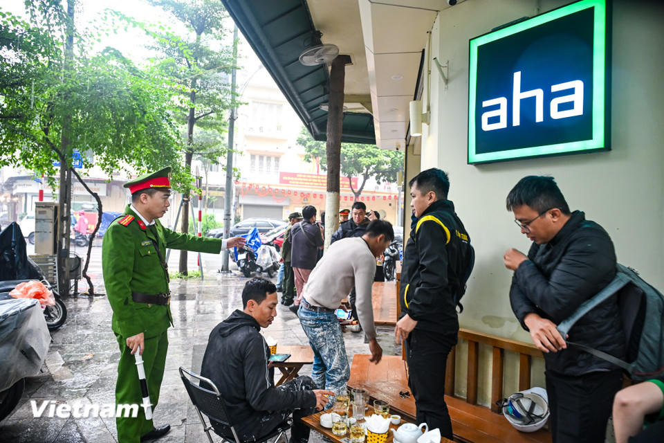 Hà Nội đã một số lần ra quân lập lại trật tự đô thị, giành lại vỉa hè cho người đi bộ nhưng chỉ tạo được chuyển biến trong thời gian ngắn. Nhiều địa bàn không giám sát duy trì dẫn đến tình trạng lấn chiếm vỉa hè bán hàng, trông giữ phương tiện tái diễn. (Ảnh: Minh Sơn/Vietnam+)