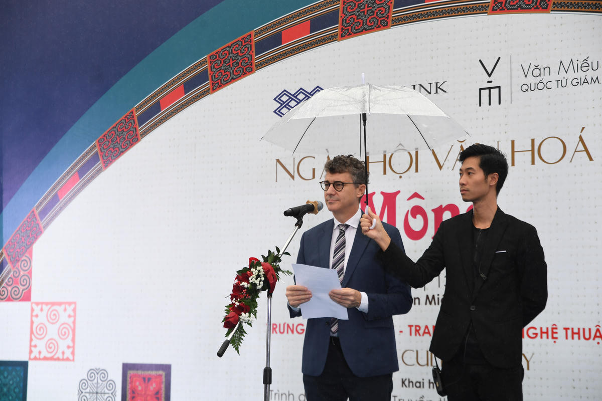 Trưởng Đại diện UNESCO tại Việt Nam Jonathan Wallace Baker bày tỏ niềm vui khi được có mặt tại ngày hội văn hóa Mông do Craft Link tổ chức. Với ông, dịp này càng ý nghĩa hơn khi Craft Link vừa trở thành một trong những không gian văn hóa sáng tạo đầu tiên được chứng nhận tại Hà Nội trong Mạng lưới Không gian Sáng tạo mới… Ảnh: Phạm Sỹ.. 