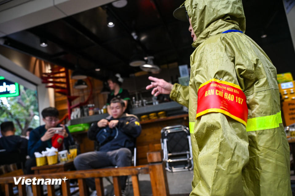 Việc ra quân đồng loạt của các phường trên địa bàn Hà Nội là bước đi quyết liệt nhằm hiện thực hóa mục tiêu xây dựng một Thủ đô sáng - xanh - sạch - đẹp và văn minh. (Ảnh: Minh Sơn/Vietnam+)