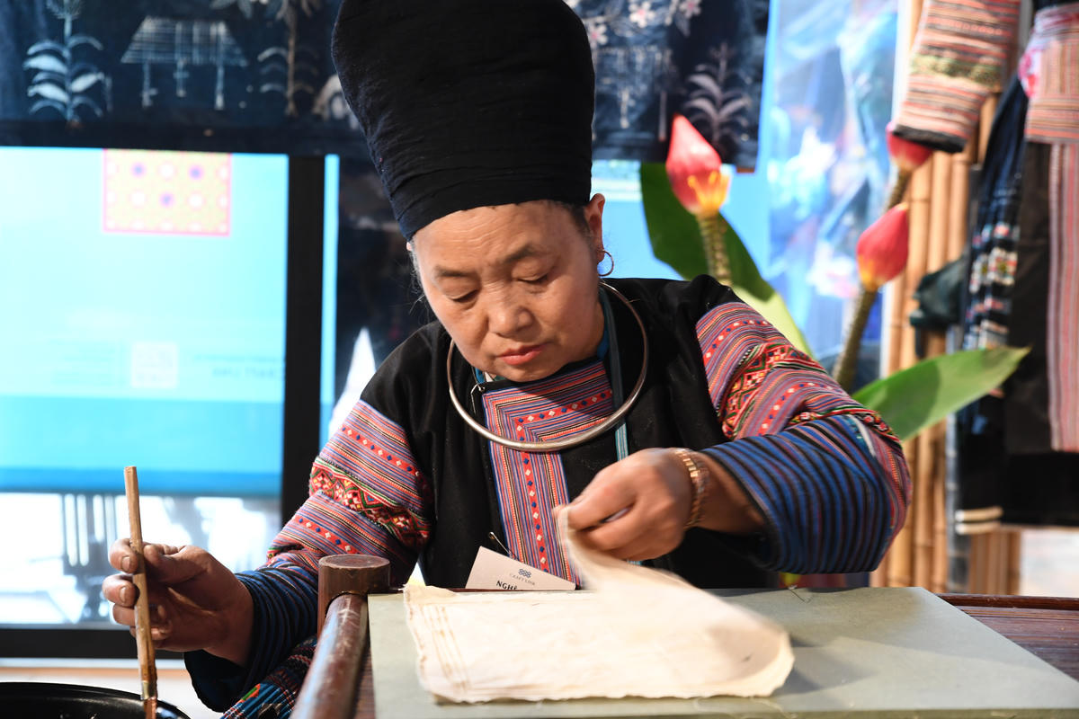 Vẽ sáp ong tạo nên họa tiết tinh tế trên các bộ trang phục của người H’Mông là một trong những kỹ năng thủ công truyền thống từ xa xưa được lưu giữ nguyên vẹn cho đến ngày nay. Ảnh: Phạm Sỹ.. 