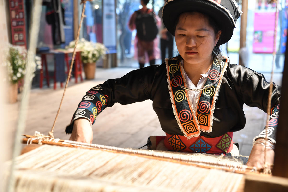 Điểm nhấn của chương trình là không gian trải nghiệm nghề lanh – một trong những biểu tượng văn hóa đặc trưng của người Mông. Ảnh: Phạm Sỹ.