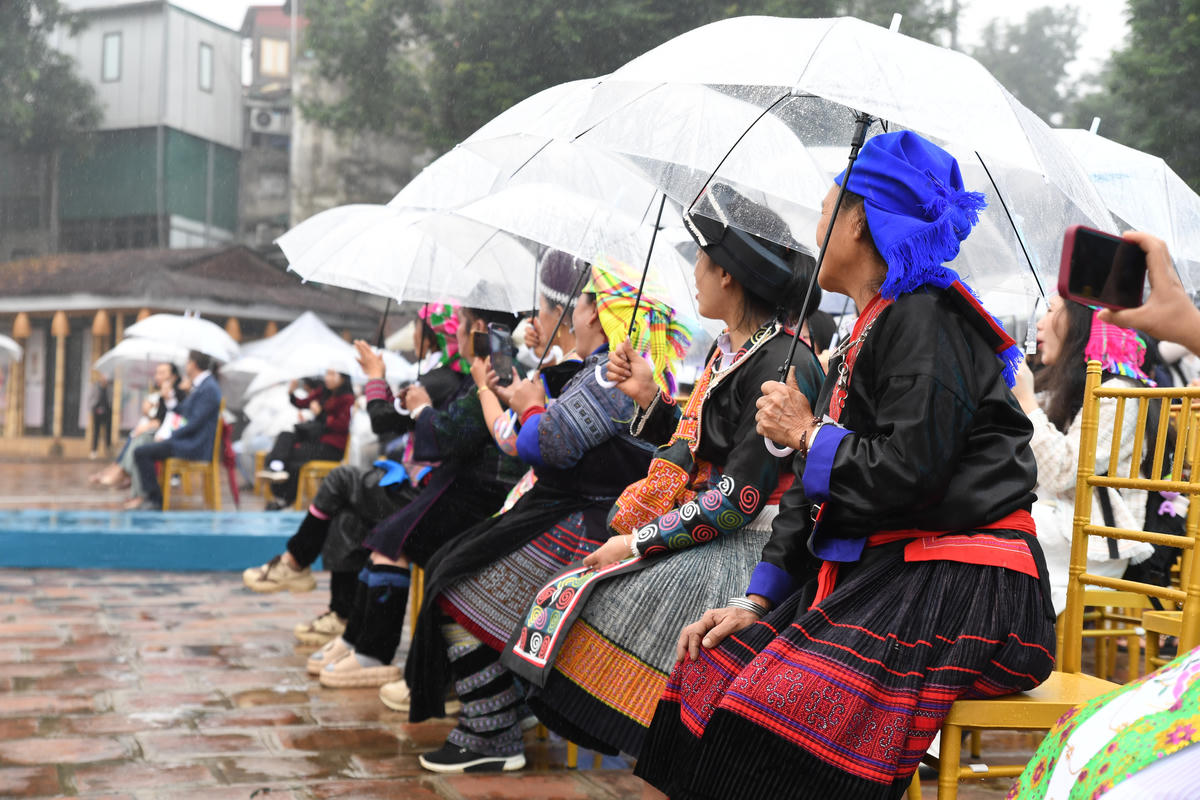 Ngày hội quy tụ đại diện của 8 nhóm Mông, mang đến những trưng bày đặc sắc về trang phục, hoa văn và các sản phẩm thủ công truyền thống. Ảnh: Phạm Sỹ.