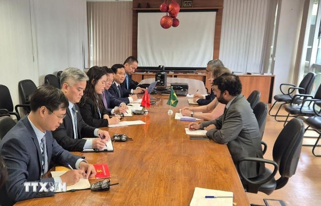 Đoàn công tác của Ban Chính sách Chiến lược Trung ương Đảng do ông Nguyễn Đức Hiển, Phó Trưởng ban dẫn đầu và Đại sứ Bùi Văn Nghị làm việc với Cơ quan Hợp tác (ABC) của Bộ Ngoại giao Brazil. (Ảnh: TTXVN phát).