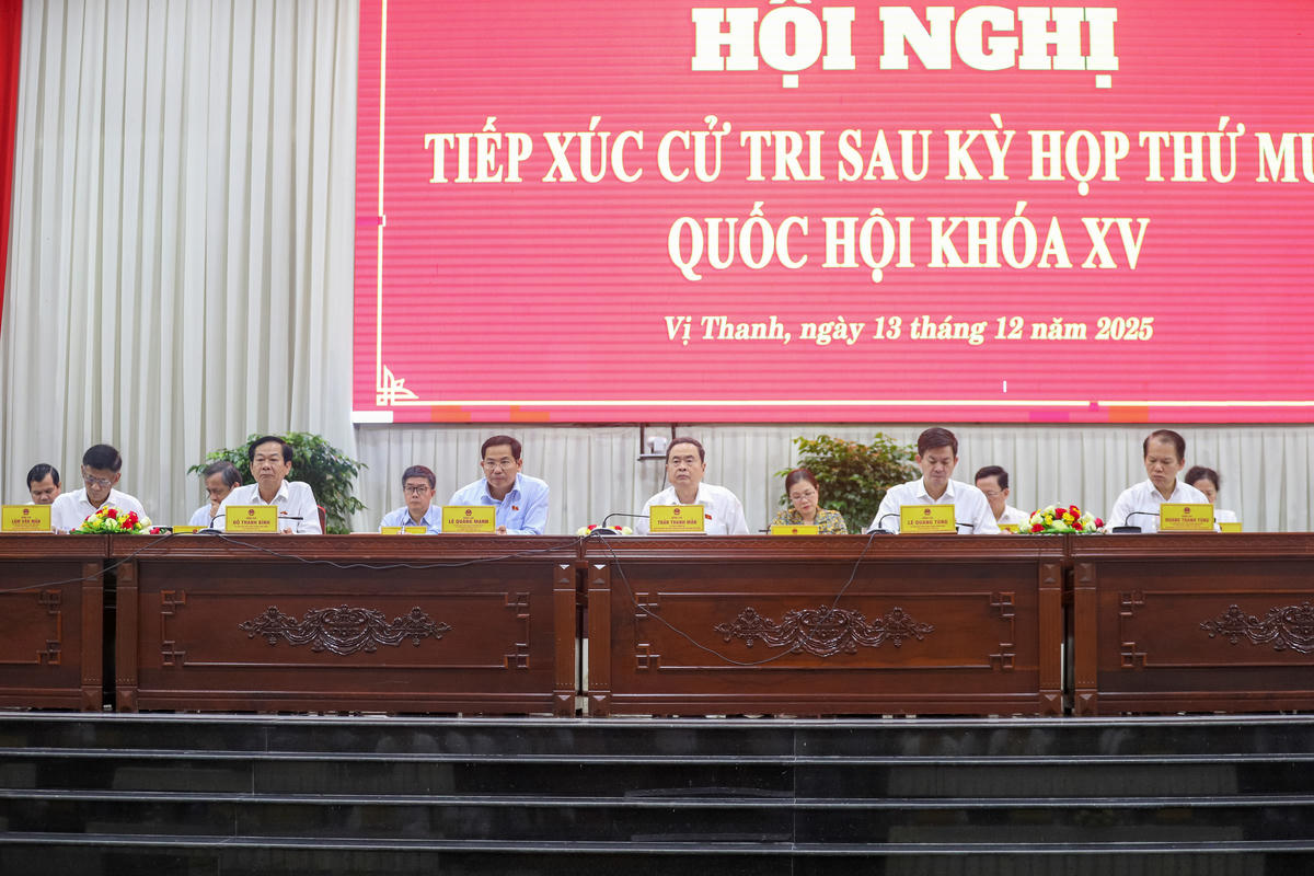 Chủ tịch Quốc hội Trần Thanh Mẫn cùng Đoàn ĐBQH TP Cần Thơ tại Hội nghị tiếp xúc cử tri. (ảnh: NH)