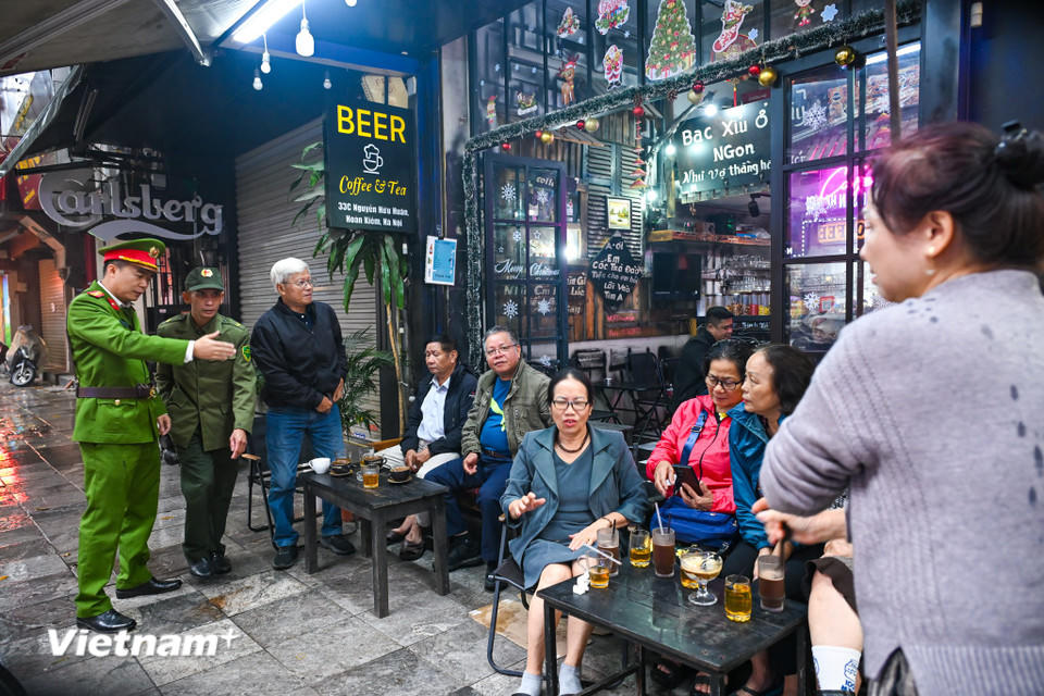 Kế hoạch nhằm tập trung nguồn lực, nhân lực, huy động sức mạnh tổng hợp của cả hệ thống chính trị trong việc giải quyết triệt để điểm nghẽn về "Trật tự đô thị với mục tiêu là xây dựng 100% xã, phường đảm bảo trật tự, kỷ cương, văn minh đô thị nhằm tạo sự chuyển biến rõ nét về diện mạo đô thị, thay đổi nhận thức, thói quen cũ và nâng cao chất lượng cuộc sống cho người dân trên địa bàn thành phố; góp phần xây dựng Thủ đô Hà Nội đảm bảo về trật tự đô thị, sáng, xanh, sạch, đẹp, văn minh, an toàn." (Ảnh: Minh Sơn/Vietnam+)