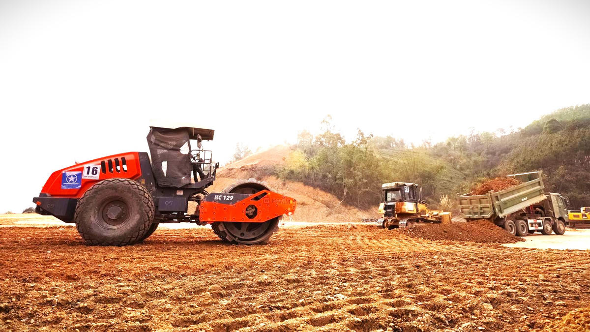 Dự án tuyến cao tốc cửa khẩu Hữu Nghị - Chi Lăng gần 10 năm vẫn chưa hoàn thành. Ảnh: Thành Vũ.