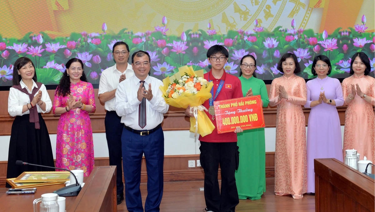 Lãnh đạo TP Hải Phòng khen thưởng cho học sinh đạt&nbsp;huy chương bạc&nbsp;Olympic Sinh học quốc tế - IBO 2025. Ảnh: CTV.&nbsp;