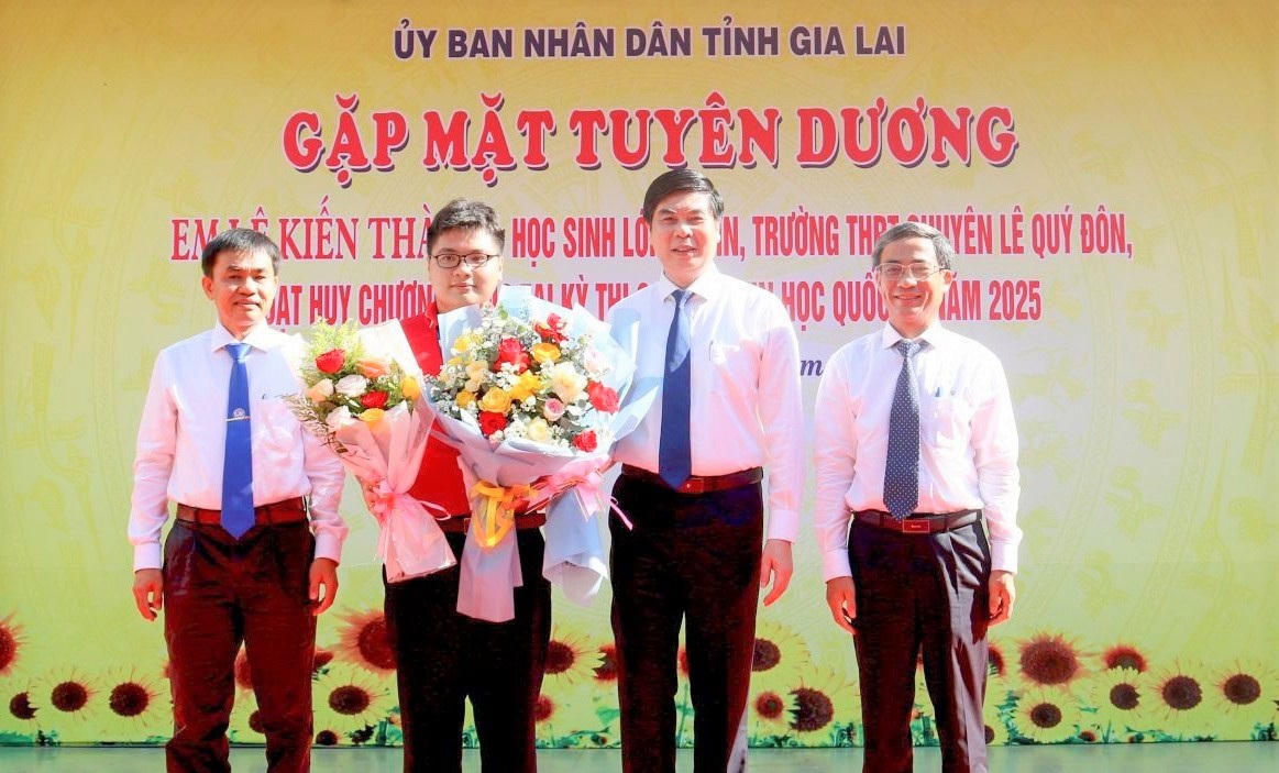 Lãnh đạo UBND tỉnh Gia Lai gặp mặt tuyên dương, trao thưởng cho em Lê Kiến Thành (người cầm hoa). Ảnh: CV.