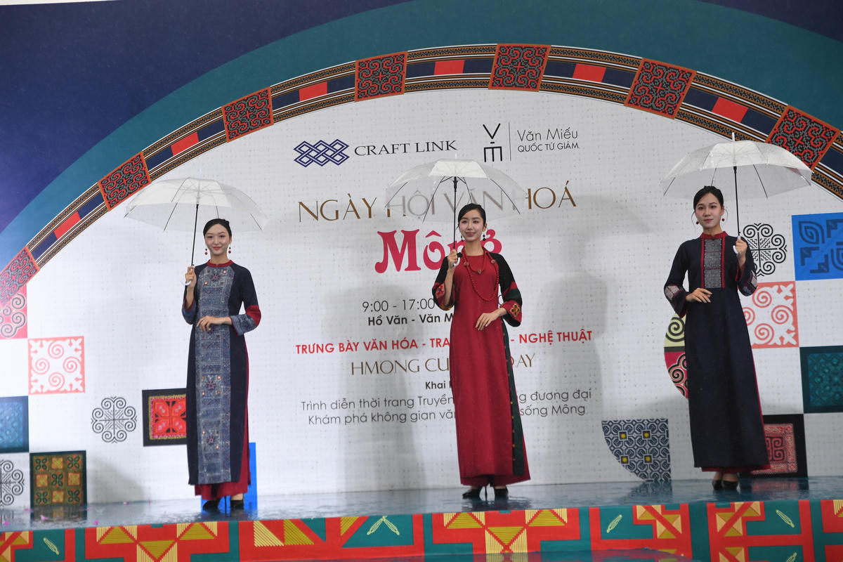 Tiết mục trình diễn trang phục đến từ 8 nhóm Mông. Ảnh: Phạm Sỹ.