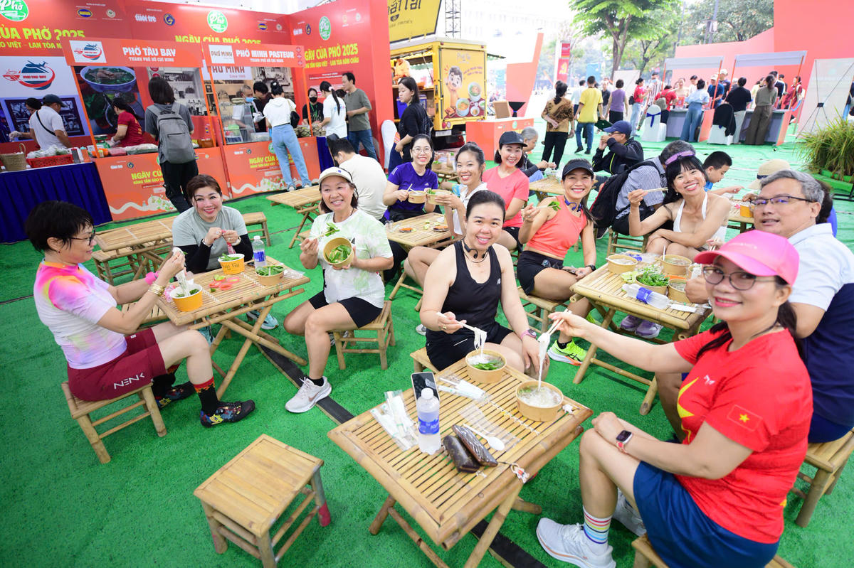 Đông đảo gười dân háo hức thưởng thức phở tại "Ngày của Phở" 2025. Ảnh: Q.Đ
