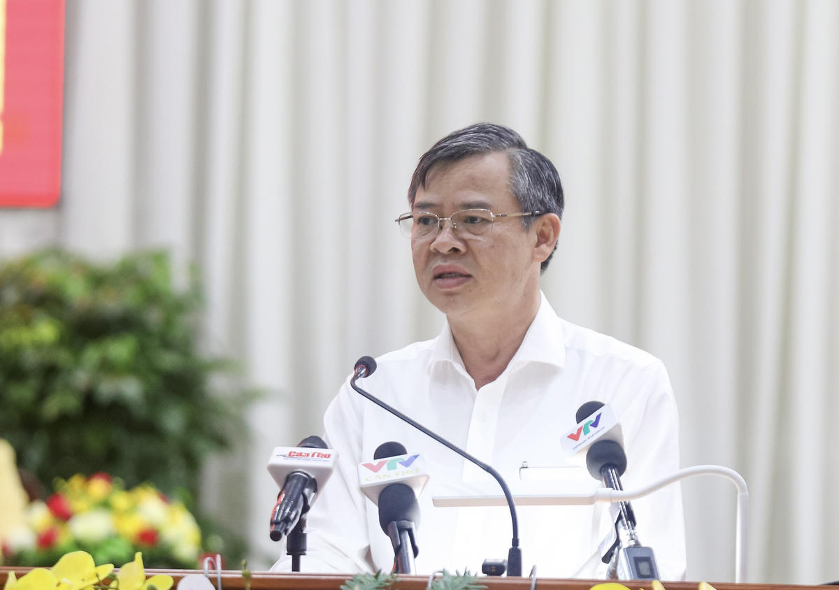 Chủ tịch UBND TP Cần Thơ Trương Cảnh Tuyên&nbsp;trả lời ý kiến, kiến nghị của cử tri. (ảnh: NH)