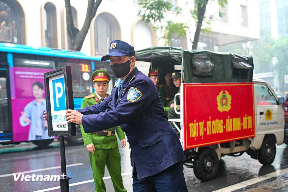 Bên cạnh đó, quán triệt tinh thần chỉ đạo của Bí thư Thành ủy Hà Nội "Không nêu khó khăn - chỉ bàn giải pháp"; đồng thời xác định rõ vai trò, trách nhiệm của từng đơn vị, từng lực lượng trong từng nội dung, nhiệm vụ, địa bàn cụ thể; từ đó, phân công "rõ người, rõ việc, rõ địa bàn," đảm bảo việc triển khai thực hiện Kế hoạch được duy trì liên tục, không có "điểm dừng," "điểm nghẽn." (Ảnh: Minh Sơn/Vietnam+)