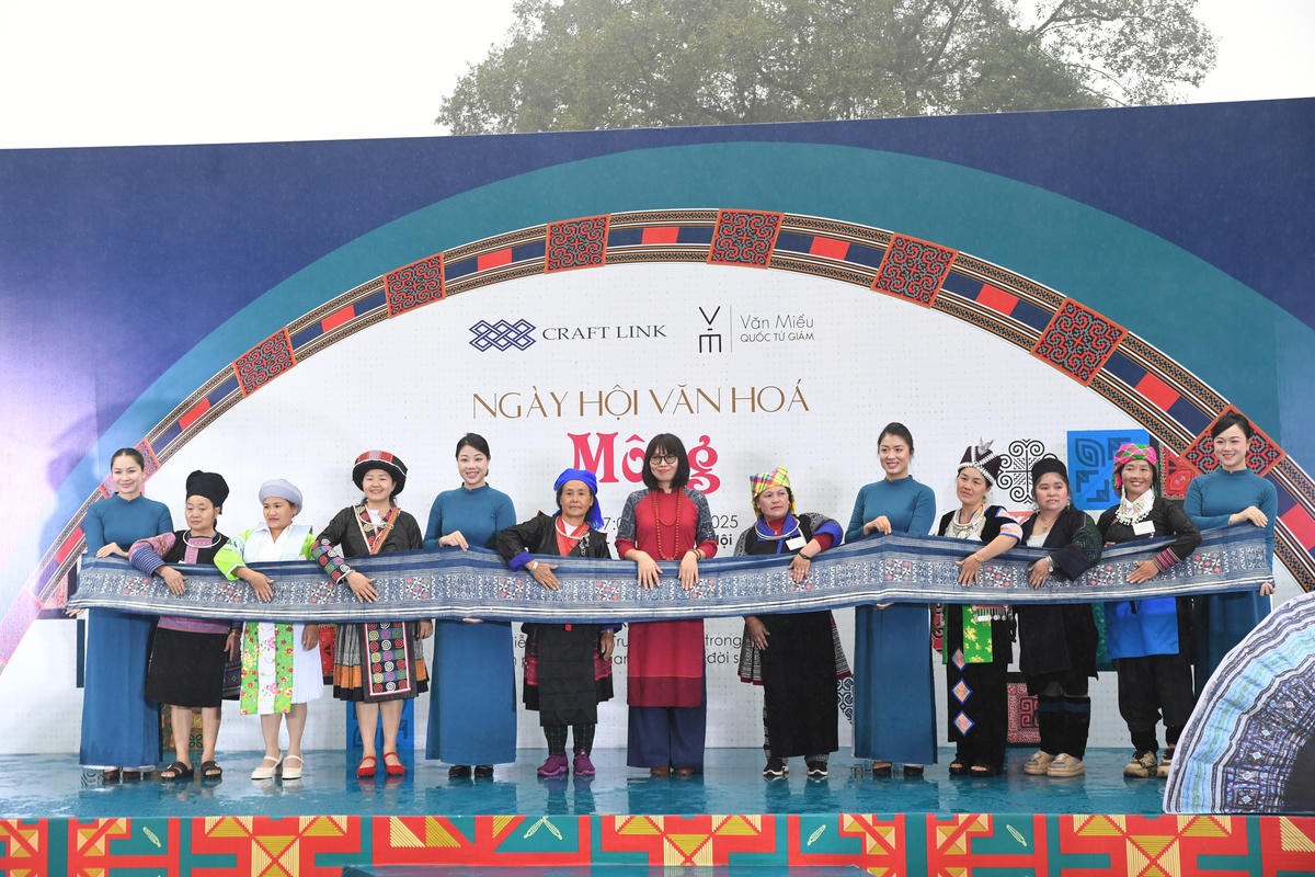 Nhiều hoạt động đặc sắc của đồng bào dân tộc Mông đã diễn ra, ngay sau nghi thức đánh thức di sản. Ảnh: Phạm Sỹ.