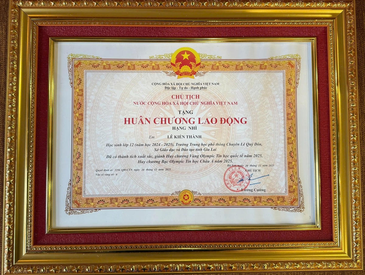 Chủ tịch nước tặng Huân chương Lao động hạng Nhì cho học sinh Lê Kiến Thành. Ảnh: CV.