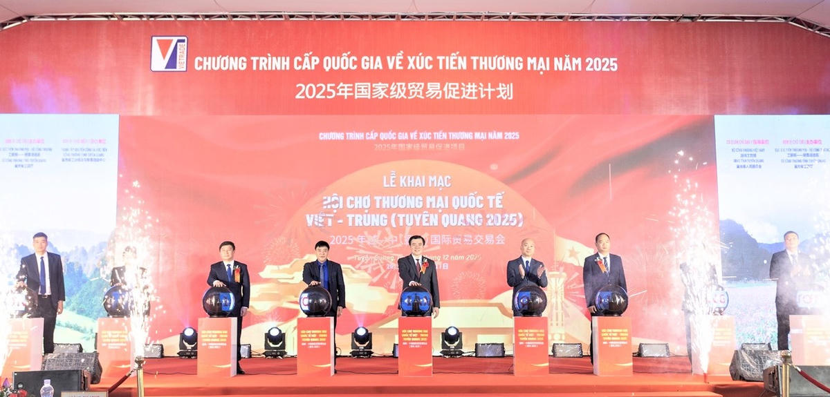 Các đại biểu thực hiện nghi thức khai mạc Hội chợ.