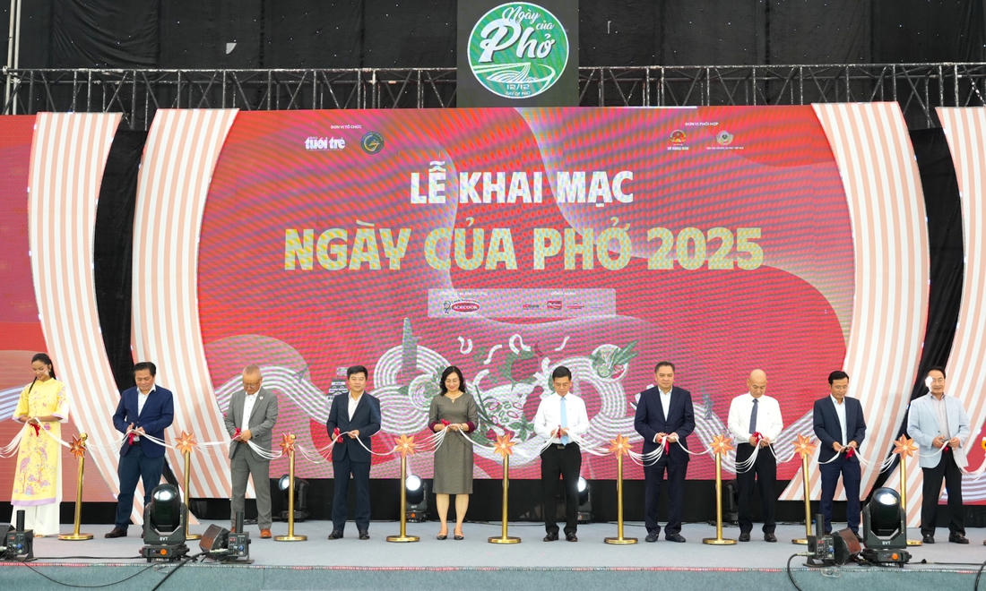 Lãnh đạo các bộ ngành và thành phố cắt băng khai mạc Ngày của Phở 2025. Ảnh: H.H"