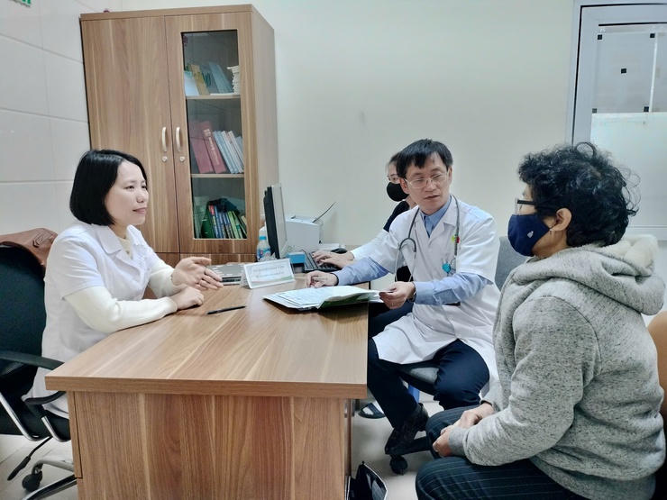 BS thăm khám bệnh nhân tại Bệnh viện Hữu nghị Việt Nam – Cuba. Ảnh: BVCC.
