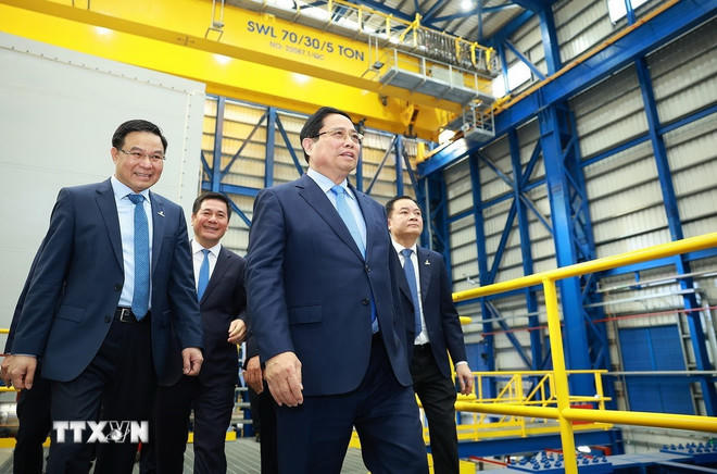 Thủ tướng Phạm Minh Chính tham quan hệ thống vận hành Nhà máy Điện khí LNG Nhơn Trạch 3 và 4. (Ảnh: Dương Giang/TTXVN).