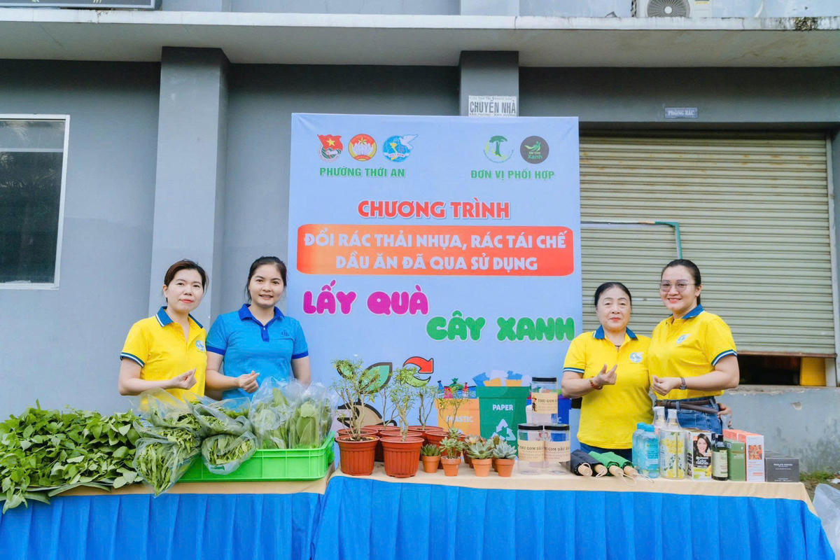 Hoạt động đổi rác thải nhựa lấy cây xanh tại Ngày chủ nhật xanh. Ảnh: Hồng Phúc.