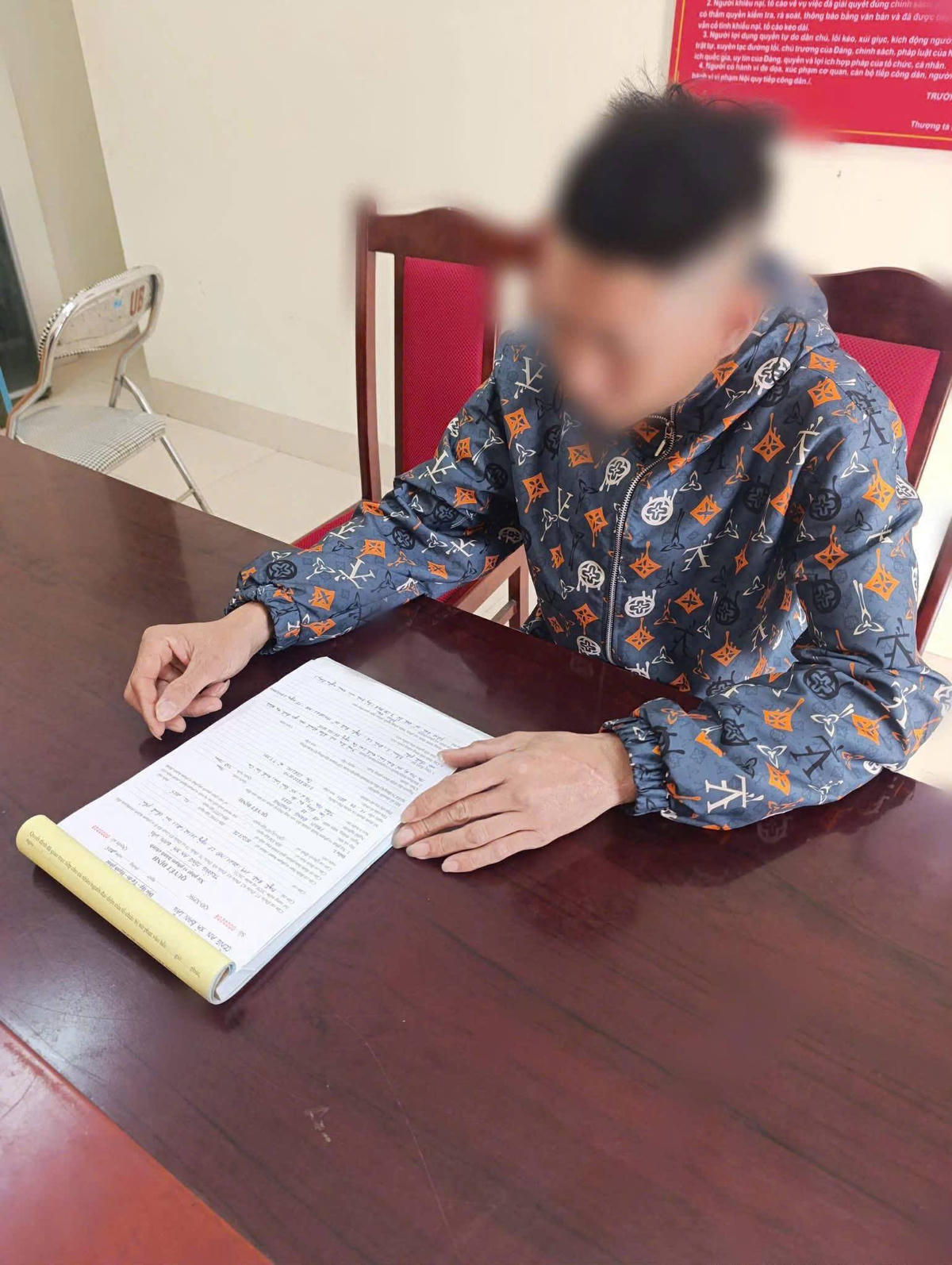 Đối tượng P. Đ. K. làm việc với cơ quan chức năng. Ảnh: Công an xã Bản Lầu.