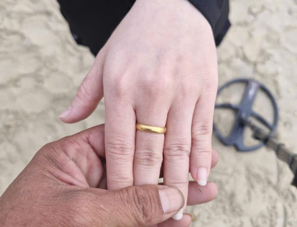 Chiếc nhẫn vàng được tìm lại. Ảnh: Phan Thanh Trinh.