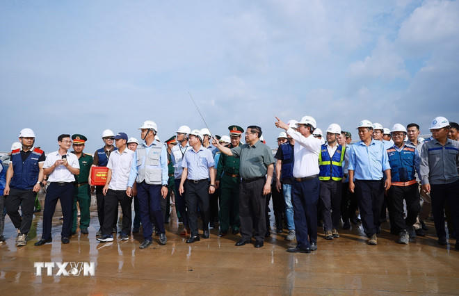 Thủ tướng Phạm Minh Chính kiểm tra đường lăn, bãi đỗ tàu bay Dự án cảng hàng không quốc tế Long Thành. (Ảnh: Dương Giang/TTXVN).