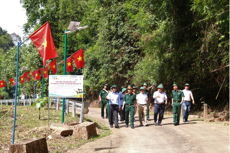 “Đường cờ Tổ quốc” với những lá cờ đỏ sao vàng tung bay.