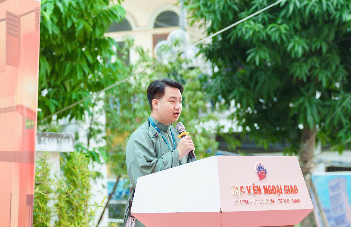 Em Phạm Anh Đức - sinh viên năm 3, Khoa Truyền thông và Văn hóa đối ngoại, Học viện Ngoại giao - Trưởng ban tổ chức phát biểu tại sự kiện.