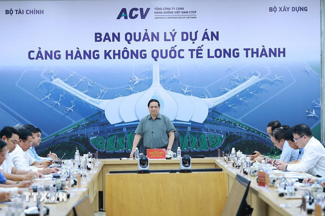 Thủ tướng Phạm Minh Chính làm việc với các nhà thầu, đơn vị thi công Dự án cảng hàng không quốc tế Long Thành. (Ảnh: Dương Giang/TTXVN).