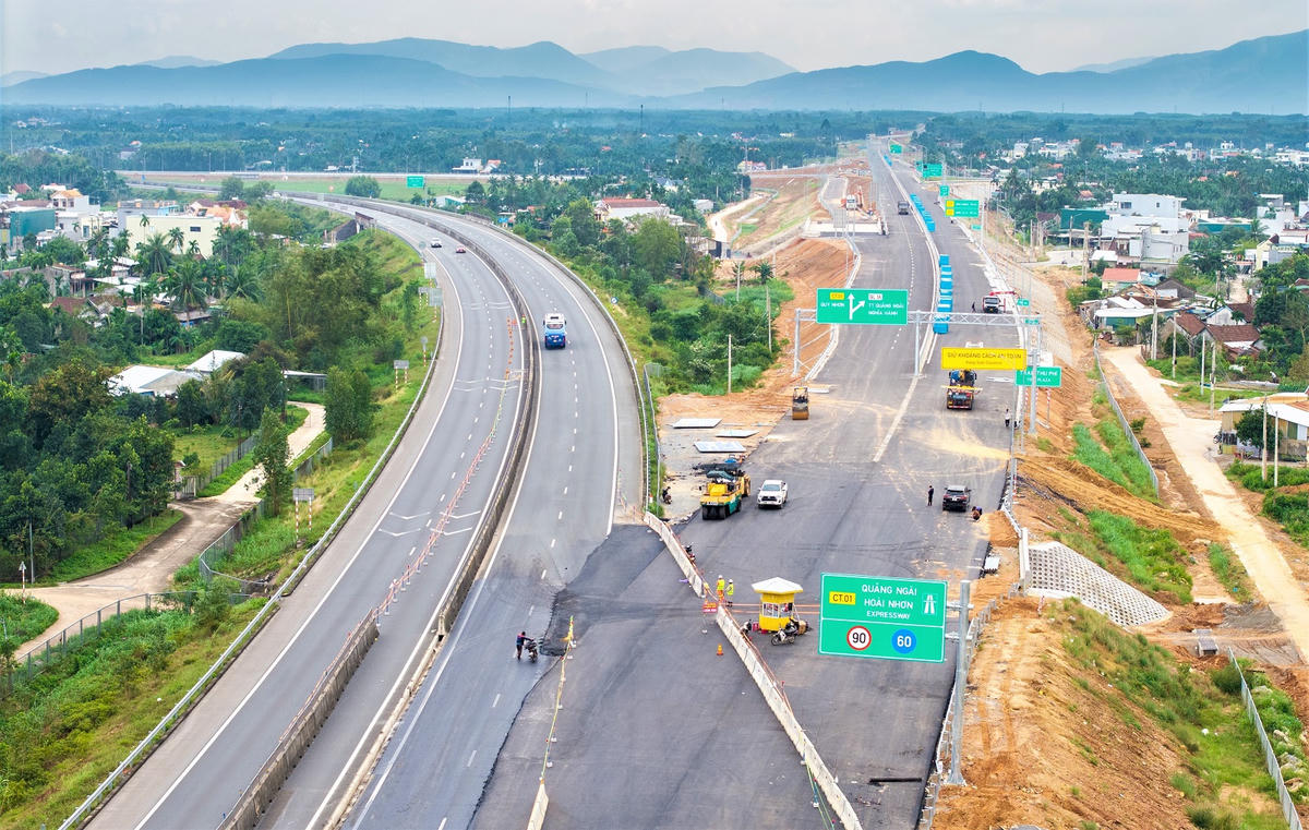 Một đoạn tuyến đường cao tốc Quảng Ngãi - Hoài Nhơn được lắp biển hướng dẫn lưu thông.