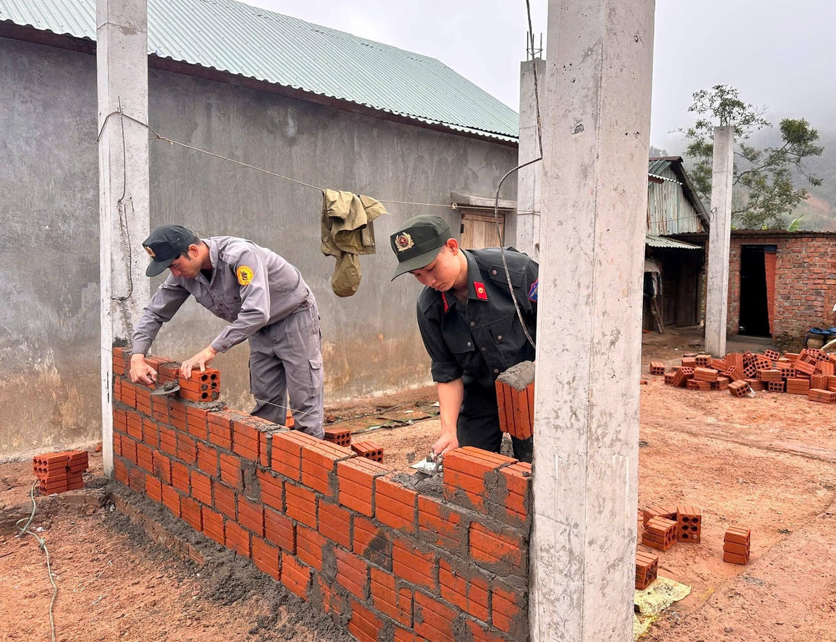 Lực lượng Công an Đà Nẵng giúp dân xây nhà lại nhà mới cho người dân xã A Vương. Ảnh: CV.