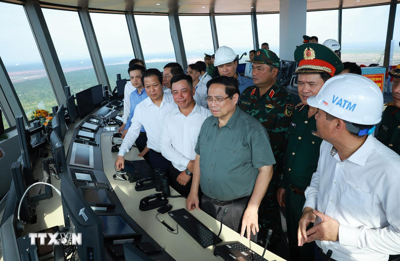 Thủ tướng Phạm Minh Chính kiểm tra, thị sát Dự án cảng hàng không quốc tế Long Thành từ Đài kiếm soát không lưu. (Ảnh: Dương Giang/TTXVN).