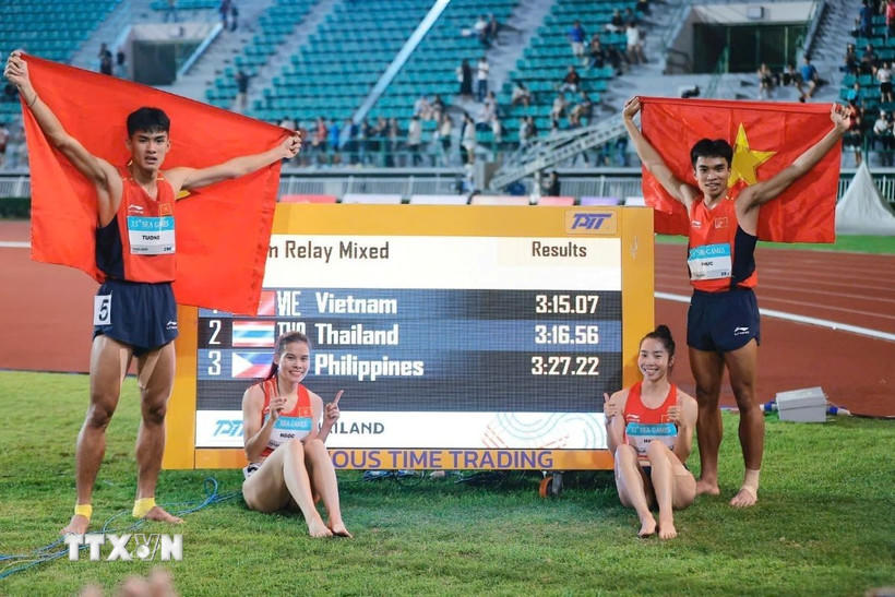 4 vận động viên Tạ Ngọc Tưởng, Nguyễn Thị Ngọc, Lê Ngọc Phúc và Nguyễn Thị Hằng giành HCV nội dung hỗn hợp nam nữ 4x400m, phá kỷ lục SEA Games. (Ảnh: Minh Quyết/TTXVN).