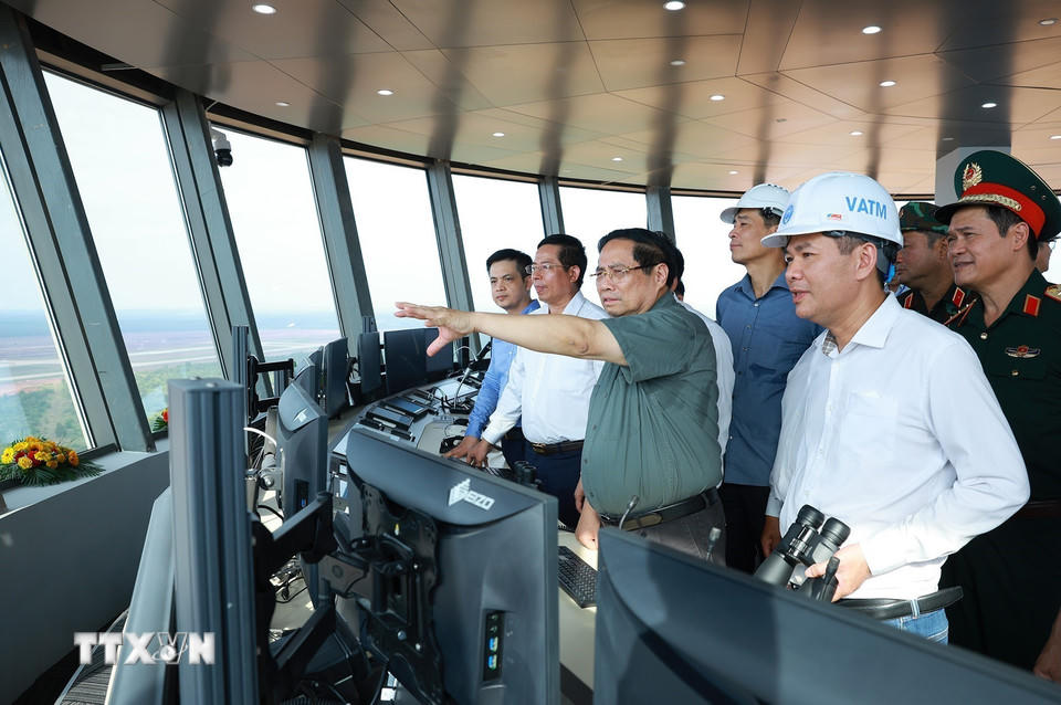 Chiều 14/12, Thủ tướng Phạm Minh Chính đến kiểm tra tiến độ thi công các hạng mục Dự án cảng hành không quốc tế Long Thành. (Ảnh: Dương Giang/TTXVN).