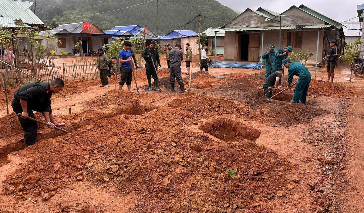 Lực lượng Công an Đà Nẵng cùng người dân đào móng xây nhà mới người dân ở xã A Vương. Ảnh: CV.