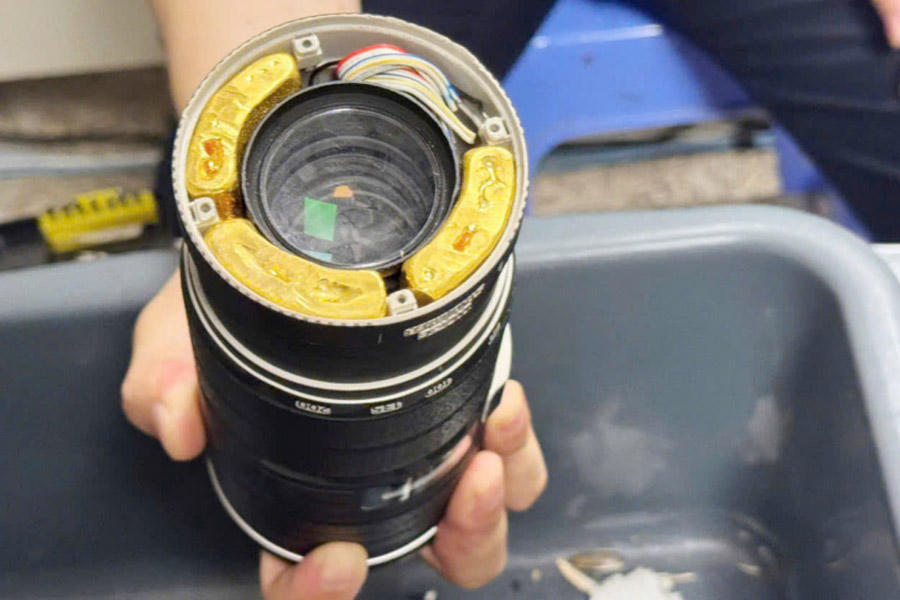 Vàng được đối tượng cất giấu trong máy ảnh rất tinh vi. Ảnh: Hải Quan Nội Bài.