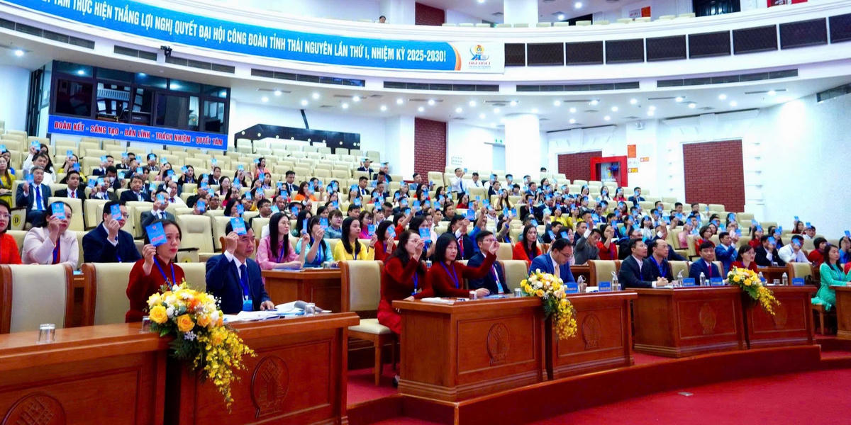 Các đại biểu dự đại hội biểu quyết bầu Đoàn Chủ tịch, Thư ký đại hội. Ảnh: Thu Huệ.