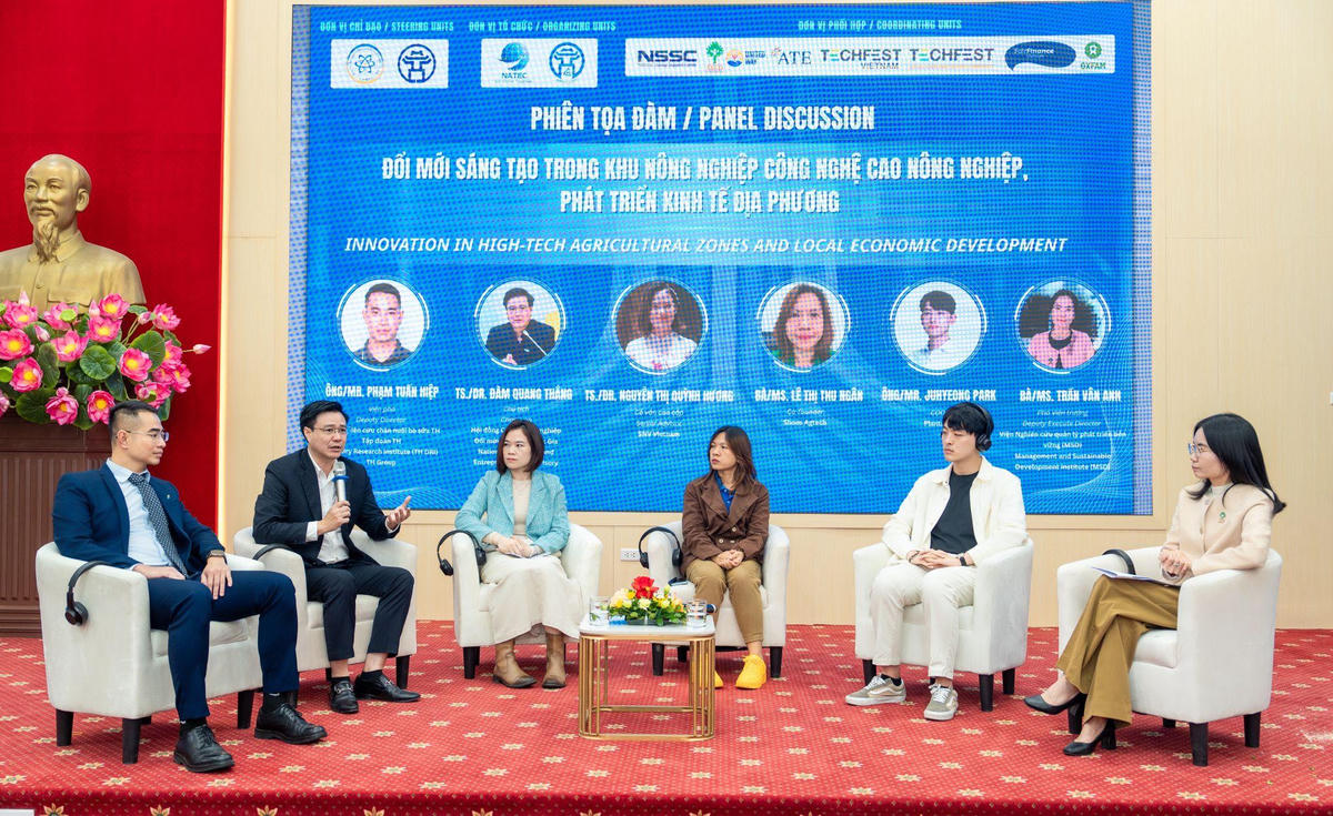 Ông Phạm Tuấn Hiệp (ngoài cùng bên trái) cùng các diễn giả tại Hội thảo “Kết nối các khu ứng dụng công nghệ cao nông nghiệp”