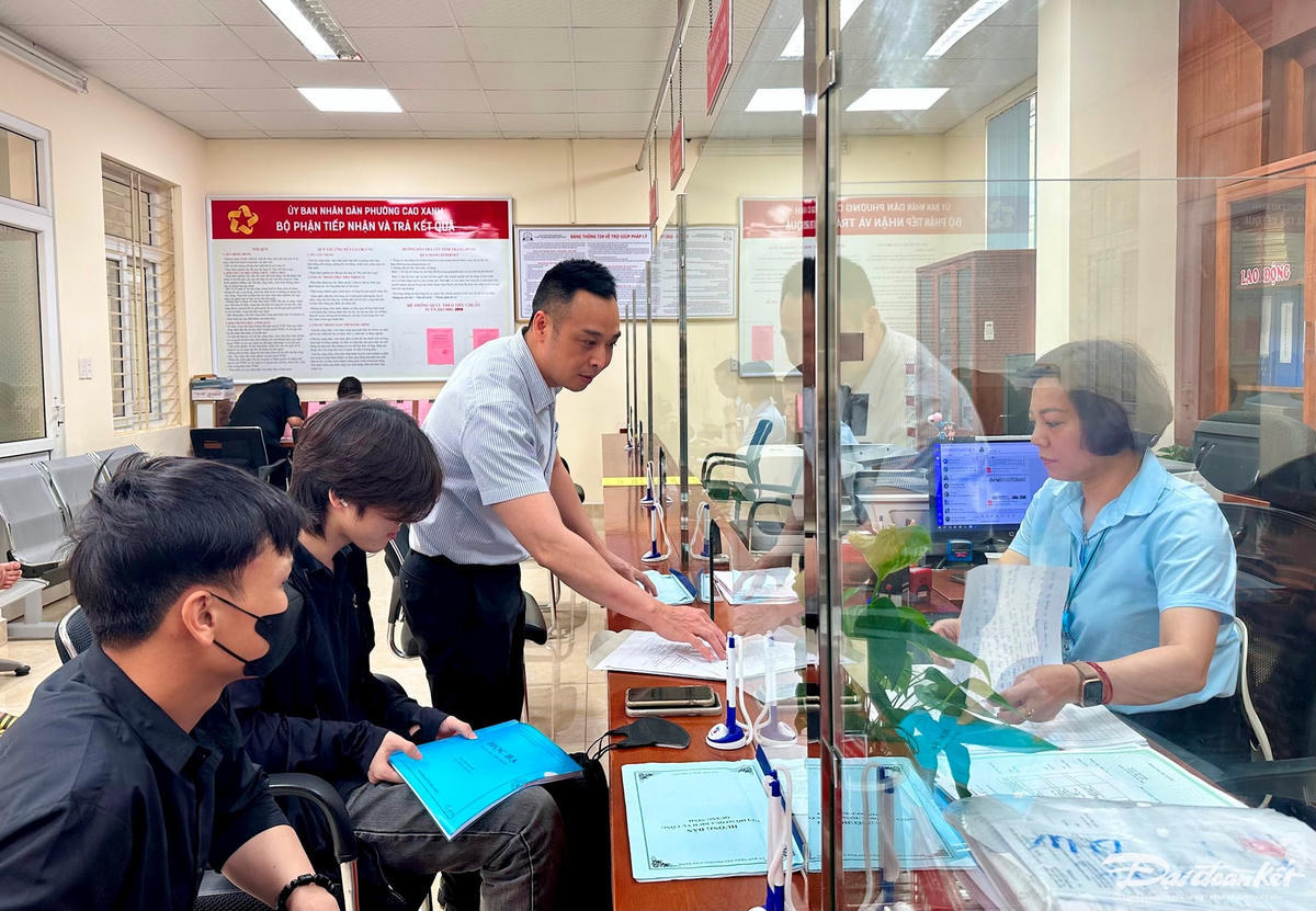 Trung tâm Phục vụ hành chính công phường Cao Xanh (tỉnh Quảng Ninh) giải quyết hồ sơ cho người dân. 	Ảnh: Ngọc Anh.